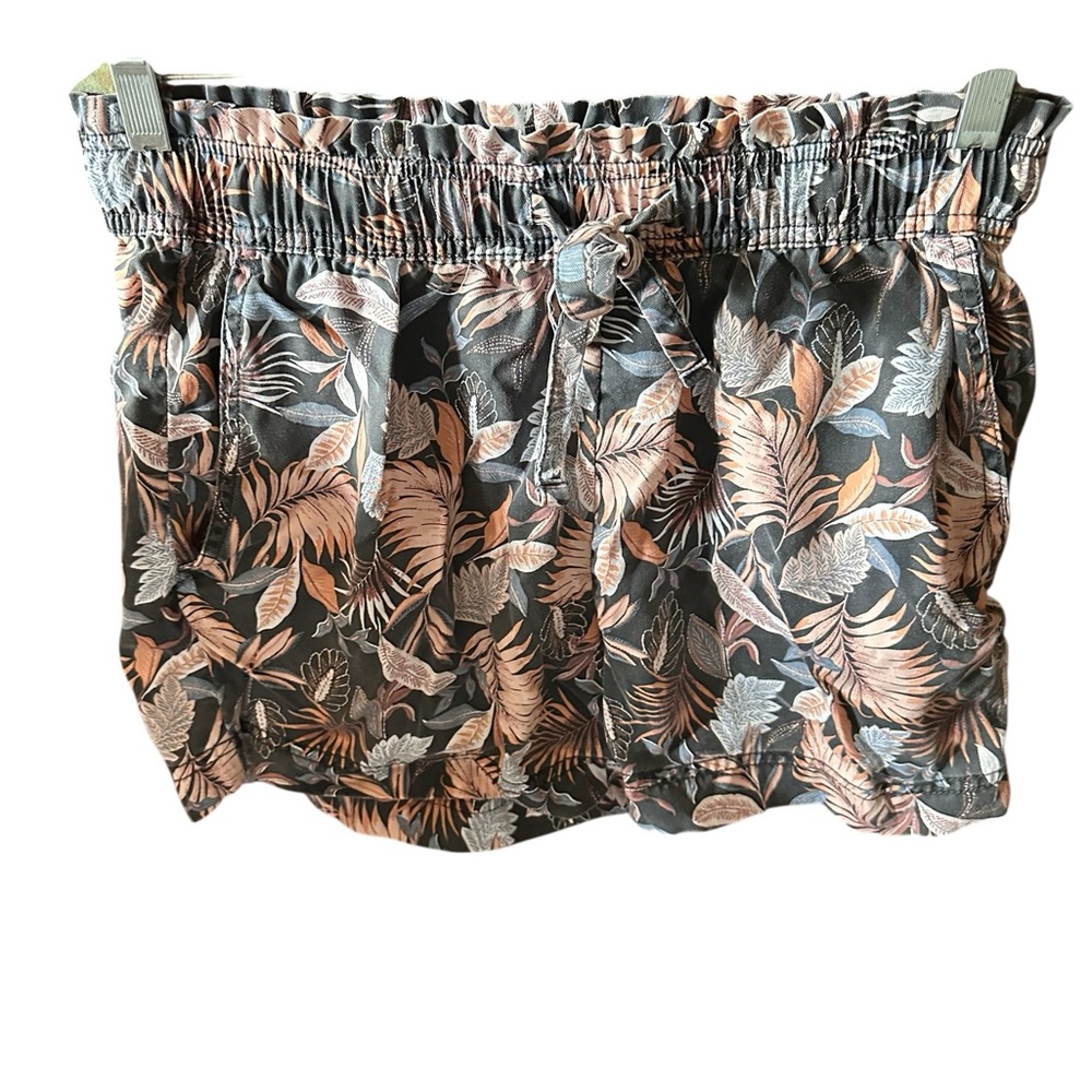 Nicole Miller medium tropical palm elastic waist shorts. Perfect vacation print!